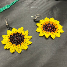 Cargar imagen en el visor de la galería, Beaded chaquira sunflower necklace set earrings and bracelet
