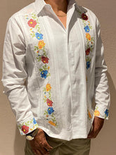 Cargar imagen en el visor de la galería, Guayabera Modelo Primavera SOLD OUT COMING SOON
