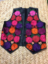 Cargar imagen en el visor de la galería, Embroidery vest from Chiapas
