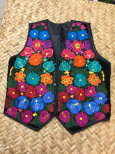 Cargar imagen en el visor de la galería, Embroidery vest from Chiapas
