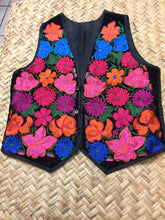 Cargar imagen en el visor de la galería, Embroidery vest from Chiapas
