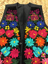Cargar imagen en el visor de la galería, Embroidery vest from Chiapas
