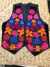 Cargar imagen en el visor de la galería, Embroidery vest from Chiapas
