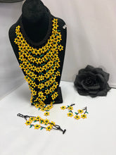 Cargar imagen en el visor de la galería, Mexican Chaquira Jewelry Set (3 Pieces) Small Flower. SOLD
