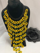 Cargar imagen en el visor de la galería, Mexican Chaquira Jewelry Set (3 Pieces) Small Flower. SOLD
