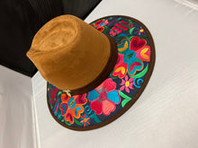 Cargar imagen en el visor de la galería, Suede Hat with Butterfly design
