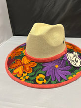 Cargar imagen en el visor de la galería, Acrylic Hat with Flower Design
