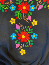 Cargar imagen en el visor de la galería, Floral Black Sweater sold out
