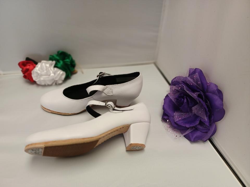 Zapatos de Folklorico con clavos . Flamenco dance shoes with nails