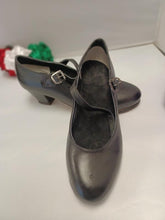 Load image into Gallery viewer, Zapatos de Folklorico con clavos . Flamenco dance shoes with nails
