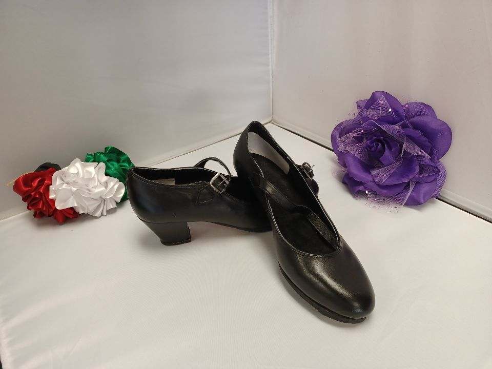 Zapatos de Folklorico con clavos . Flamenco dance shoes with nails