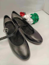 Cargar imagen en el visor de la galería, Zapatos de Folklorico con clavos . Flamenco dance shoes with nails
